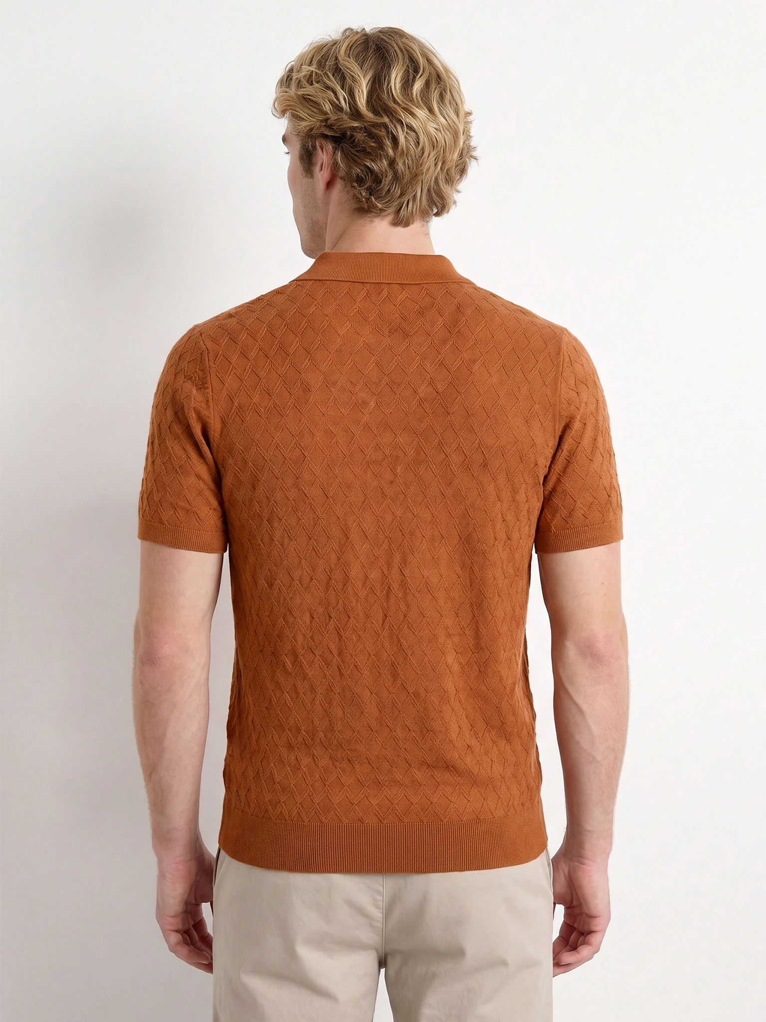 Джемпер-поло из  фактурного эластичного трикотажа с коротким рукавом